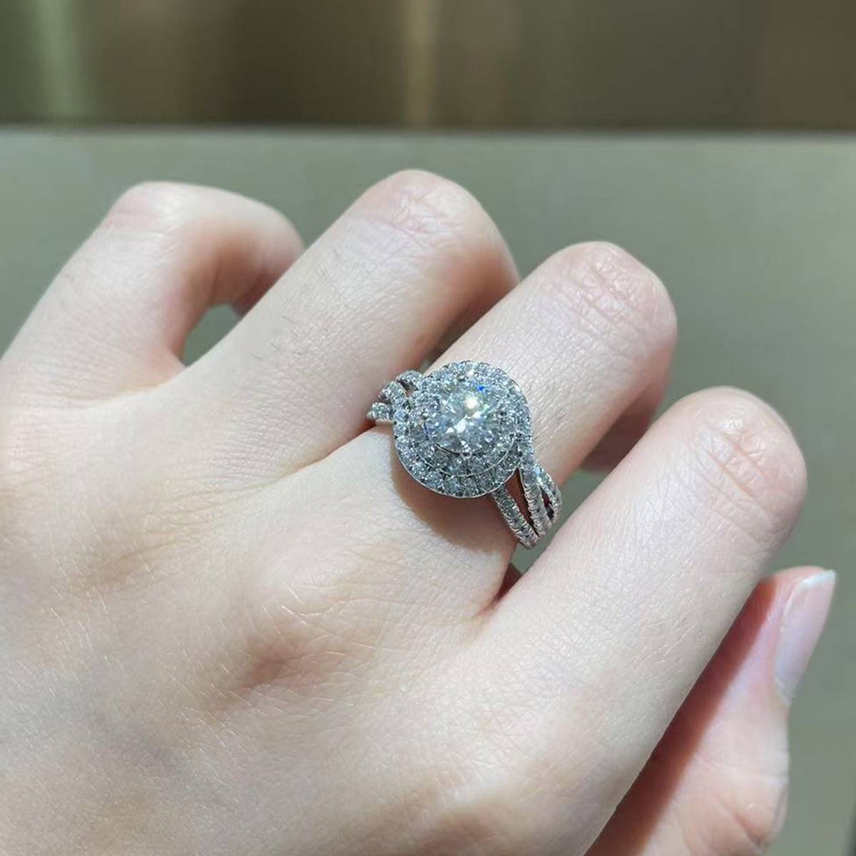 Luxury Round Bag Women's Ring S925 Silver Plated Platinum Women's Ring Customized Selection Main Stone Moissanite Diamond 1.0ct/Secondary Stone High Carbon Diamond